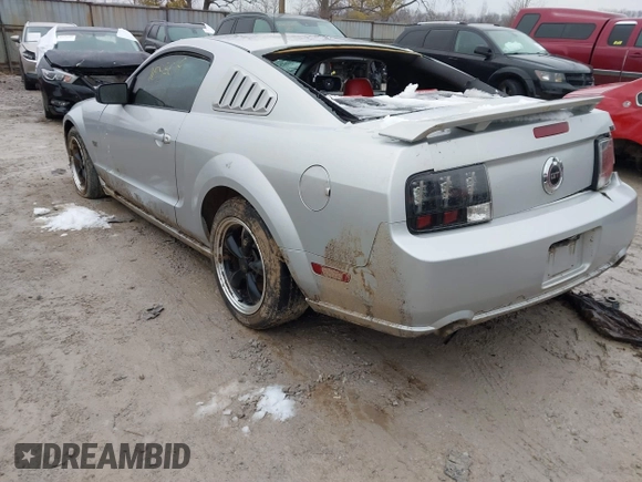 2005 Ford Mustang GT Deluxe z VIN 1ZVHT82H755103659, wystawiony jako IAAI lot #41553019 z przebiegiem 112 531 mil mil oraz . Historia ofert i sprzedaży dostępna na DreamBid. Obrazek 3.