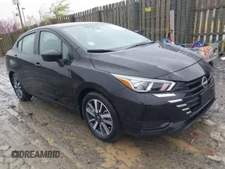 2023 Nissan Versa S z VIN 3N1CN8DV9PL817745, wystawiony jako IAAI lot #42023486 z przebiegiem 9 954 mil mil oraz . Historia ofert i sprzedaży dostępna na DreamBid. Obrazek 1.