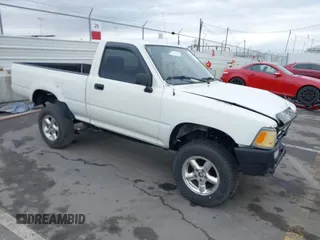 1992 Toyota Pickup z VIN 4TARN81A0NZ008256, wystawiony jako IAAI lot #41766264 z przebiegiem 278 220 mil mil oraz . Historia ofert i sprzedaży dostępna na DreamBid. Obrazek 1.