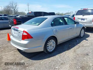 2010 Ford Fusion Hybrid z VIN 3FADP0L38AR411074, wystawiony jako IAAI lot #41928348 z przebiegiem 79 306 mil mil oraz . Historia ofert i sprzedaży dostępna na DreamBid. Obrazek 4.