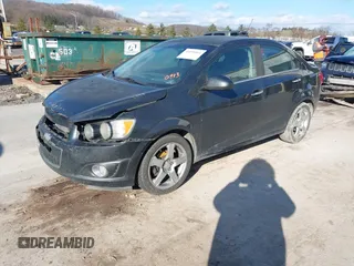2015 Chevrolet Sonic LTZ z VIN 1G1JE5SB1F4100913, wystawiony jako IAAI lot #41039461 z przebiegiem 158 878 mil mil oraz . Historia ofert i sprzedaży dostępna na DreamBid. Obrazek 2.