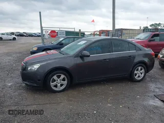 2014 Chevrolet Cruze 1LT z VIN 1G1PC5SBXE7336621, wystawiony jako IAAI lot #42290252 z przebiegiem 184 453 mil mil oraz . Historia ofert i sprzedaży dostępna na DreamBid. Obrazek 14.