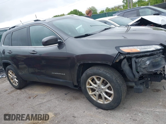 2015 Jeep Cherokee Latitude z VIN 1C4PJMCS1FW512422, wystawiony jako IAAI lot #42365358 z przebiegiem 139 521 mil mil oraz . Historia ofert i sprzedaży dostępna na DreamBid. Obrazek 14.
