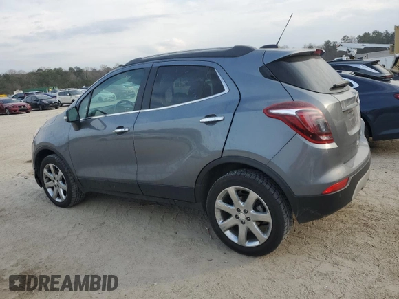 2020 Buick Encore Essence z VIN KL4CJGSB6LB020497, wystawiony jako Copart lot #43624955 z przebiegiem 99 448 mil mil oraz Tytuł czysty. Historia ofert i sprzedaży dostępna na DreamBid. Obrazek 2.