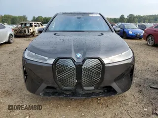 2022 BMW iX xDrive50 z VIN WB523CF05NCK47671, wystawiony jako Copart lot #69265573 z przebiegiem 13 090 mil mil oraz . Historia ofert i sprzedaży dostępna na DreamBid. Obrazek 5.