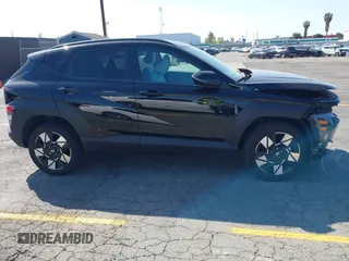2024 Hyundai Kona SEL z VIN KM8HCCAB6RU059406, wystawiony jako IAAI lot #41969790 z przebiegiem 13 353 mil mil oraz . Historia ofert i sprzedaży dostępna na DreamBid. Obrazek 13.