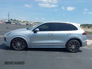 2016 Porsche Cayenne GTS z VIN WP1AD2A27GLA76018, wystawiony jako IAAI lot #42209515 z przebiegiem 49 432 mil mil oraz . Historia ofert i sprzedaży dostępna na DreamBid. Obrazek 14.