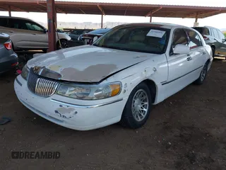 2002 Lincoln Town Car Signature z VIN 1LNHM82W02Y626302, wystawiony jako IAAI lot #41988496 z przebiegiem 193 346 mil mil oraz . Historia ofert i sprzedaży dostępna na DreamBid. Obrazek 2.
