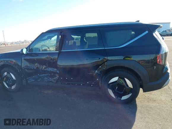 2024 Kia EV9 Wind z VIN KNDAFFS58R6022482, wystawiony jako IAAI lot #41688945 z przebiegiem 8 907 mil mil oraz . Historia ofert i sprzedaży dostępna na DreamBid. Obrazek 14.