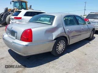 2004 Lincoln Town Car Signature z VIN 1LNHM81W14Y625826, wystawiony jako IAAI lot #42463787 z przebiegiem 137 968 mil mil oraz . Historia ofert i sprzedaży dostępna na DreamBid. Obrazek 4.
