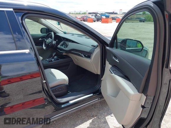 2020 Cadillac XT4 FWD Luxury z VIN 1GYAZAR4XLF146598, wystawiony jako IAAI lot #42211317 z przebiegiem 37 313 mil mil oraz . Historia ofert i sprzedaży dostępna na DreamBid. Obrazek 5.