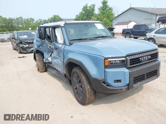 2024 Toyota Land Cruiser z VIN JTEABFAJ3RK018014, wystawiony jako IAAI lot #42404632 z przebiegiem 2 983 mil mil oraz . Historia ofert i sprzedaży dostępna na DreamBid. Obrazek 1.