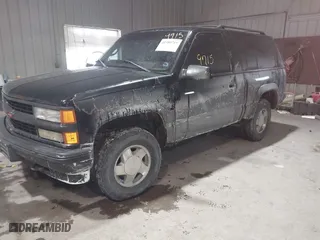 1998 Chevrolet Tahoe with VIN 3GNEK18R7WG122892, listed as a IAAI auction lot 41589715 with 195,653 mi miles. Bid and sale history available at carsss.com. Image 2.