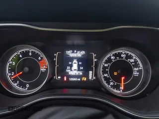 2019 Jeep Cherokee Latitude with VIN 1C4PJLCB1KD339906, listed as a IAAI auction lot 41539248 with 123,243 mi miles and . Bid and sale history available at carsss.com. Image 7.