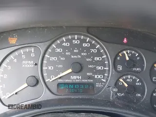 2002 Chevrolet Suburban LT z VIN 1GNFK16Z22J200124, wystawiony jako IAAI lot #42270704 z przebiegiem 218 478 mil mil oraz . Historia ofert i sprzedaży dostępna na DreamBid. Obrazek 7.