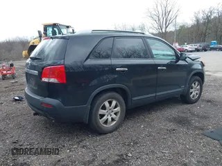 2013 Kia Sorento LX with VIN 5XYKTCA66DG417238, listed as a IAAI auction lot 41992513 with 166,134 mi miles. Bid and sale history available at carsss.com. Image 4.