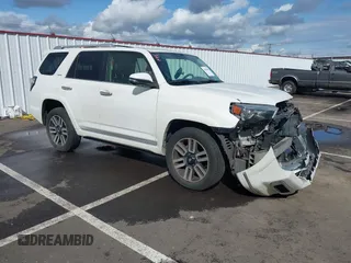 2017 Toyota 4Runner SR5 z VIN JTEBU5JR7H5411588, wystawiony jako IAAI lot #41943096 z przebiegiem 111 483 mil mil oraz . Historia ofert i sprzedaży dostępna na DreamBid. Obrazek 1.