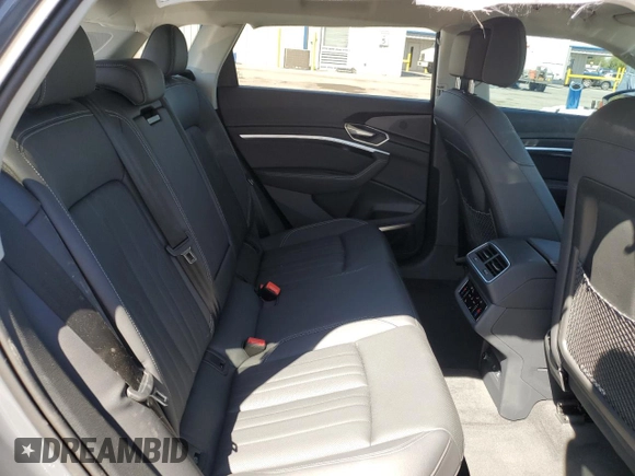 2024 Audi Q8 e-tron Premium Plus z VIN WA15AAGE0RB057434, wystawiony jako Copart lot #68937884 z przebiegiem 1 487 mil mil oraz Szkoda całkowita • Salvage title. Historia ofert i sprzedaży dostępna na DreamBid. Obrazek 10.