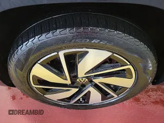 2024 Volkswagen Atlas SE z VIN 1V2HR2CA0RC555310, wystawiony jako IAAI lot #42785511 z przebiegiem 18 978 mil mil oraz . Historia ofert i sprzedaży dostępna na DreamBid. Obrazek 1.