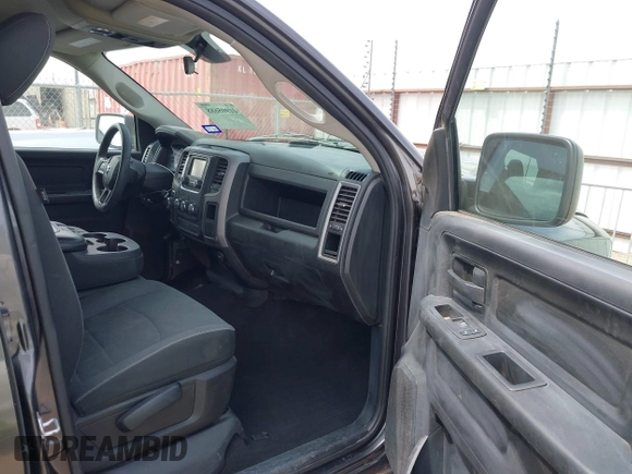 2021 Ram 1500 Tradesman z VIN 3C6RR6KG9MG563230, wystawiony jako IAAI lot #41905688 z przebiegiem 81 143 mil mil oraz . Historia ofert i sprzedaży dostępna na DreamBid. Obrazek 5.