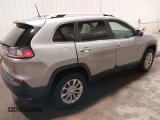 2019 Jeep Cherokee Latitude z VIN 1C4PJMCB0KD122398, wystawiony jako IAAI lot #41798728 z przebiegiem 117 810 mil mil oraz . Historia ofert i sprzedaży dostępna na DreamBid. Obrazek 4.
