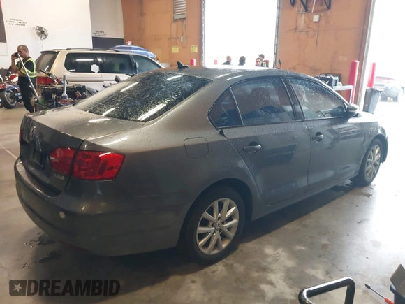 2011 Volkswagen Jetta Sedan SE PZEV with VIN 3VWDZ7AJ9BM369301, listed as a IAAI auction lot 41982641 with 114,217 mi miles. Bid and sale history available at carsss.com. Image 4.