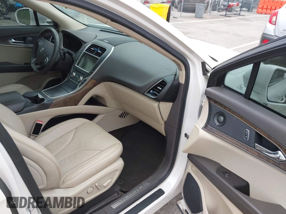 2016 Lincoln MKX Reserve with VIN 2LMTJ6LR3GBL37889, listed as a IAAI auction lot 41951540 with 43,644 mi miles. Bid and sale history available at carsss.com. Image 5.