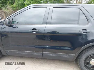 2017 Ford Police Interceptor Utility z VIN 1FM5K8AR8HGA37503, wystawiony jako IAAI lot #42414520 z przebiegiem 107 551 mil mil oraz . Historia ofert i sprzedaży dostępna na DreamBid. Obrazek 14.