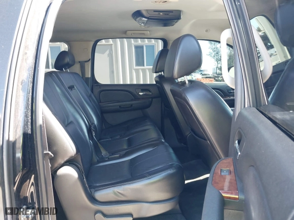 2007 Chevrolet Suburban LT with VIN 3GNFC16J07G243215, listed as a IAAI auction lot 41631673 with 200,990 mi miles. Bid and sale history available at carsss.com. Image 8.