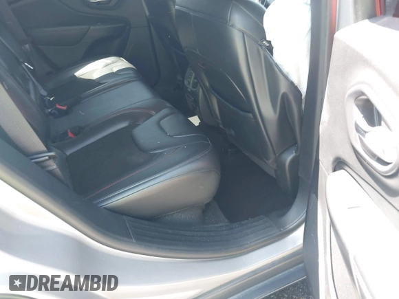 2020 Jeep Cherokee Trailhawk z VIN 1C4PJMBX1LD590087, wystawiony jako IAAI lot #42027620 z przebiegiem 91 033 mil mil oraz . Historia ofert i sprzedaży dostępna na DreamBid. Obrazek 8.