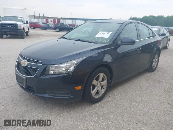 2014 Chevrolet Cruze 1LT z VIN 1G1PC5SB3E7242029, wystawiony jako IAAI lot #42404193 z przebiegiem 143 896 mil mil oraz . Historia ofert i sprzedaży dostępna na DreamBid. Obrazek 2.