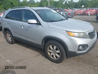 2012 Kia Sorento LX z VIN 5XYKT4A6XCG236535, wystawiony jako IAAI lot #42374856 z przebiegiem 267 017 mil mil oraz . Historia ofert i sprzedaży dostępna na DreamBid. Obrazek 1.