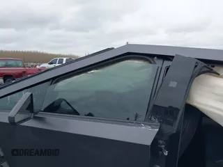 2024 Tesla Cybertruck z VIN 7G2CEHED0RA043898, wystawiony jako IAAI lot #41828143 z przebiegiem 8285 mil mil oraz . Historia ofert i sprzedaży dostępna na DreamBid. Obrazek 23.