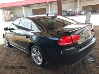 2015 Volkswagen Passat SEL Premium z VIN 1VWCV7A39FC088048, wystawiony jako IAAI lot #41896215 z przebiegiem 94 635 mil mil oraz . Historia ofert i sprzedaży dostępna na DreamBid. Obrazek 3.