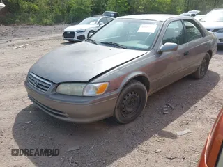 2001 Toyota Camry CE z VIN 4T1BG22K51U053555, wystawiony jako IAAI lot #42042788 z przebiegiem 279 347 mil mil oraz . Historia ofert i sprzedaży dostępna na DreamBid. Obrazek 2.