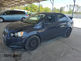2015 Chevrolet Sonic LS z VIN 1G1JA5SH0F4128878, wystawiony jako Copart lot #56218005 z przebiegiem 172 438 mil mil oraz Szkoda całkowita • Salvage title. Historia ofert i sprzedaży dostępna na DreamBid. Obrazek 1.