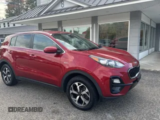 2021 Kia Sportage LX z VIN KNDPMCAC0M7906613, wystawiony jako Copart lot #49146655 z przebiegiem 183 811 mil mil oraz Czysty tytuł • Clean title. Historia ofert i sprzedaży dostępna na DreamBid. Obrazek 1.