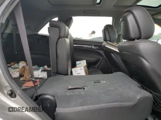 2013 Kia Sorento SX z VIN 5XYKW4A26DG351610, wystawiony jako Copart lot #56196225 z przebiegiem 155 382 mil mil oraz Szkoda całkowita • Salvage title. Historia ofert i sprzedaży dostępna na DreamBid. Obrazek 11.