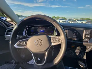 2024 Volkswagen Jetta S z VIN 3VW5M7BU3RM054029, wystawiony jako IAAI lot #42809045 z przebiegiem 22 859 mil mil oraz . Historia ofert i sprzedaży dostępna na DreamBid. Obrazek 12.