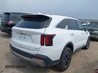 2024 Kia Sorento S z VIN 5XYRLDJC9RG292270, wystawiony jako IAAI lot #42316441 z przebiegiem 25 657 mil mil oraz . Historia ofert i sprzedaży dostępna na DreamBid. Obrazek 4.