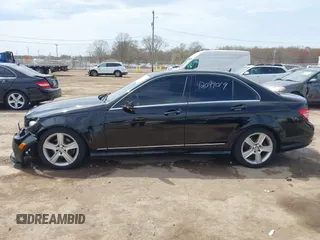 2011 Mercedes-Benz C 300 Sport z VIN WDDGF8BB0BR187349, wystawiony jako IAAI lot #42099019 z przebiegiem 152 338 mil mil oraz . Historia ofert i sprzedaży dostępna na DreamBid. Obrazek 14.