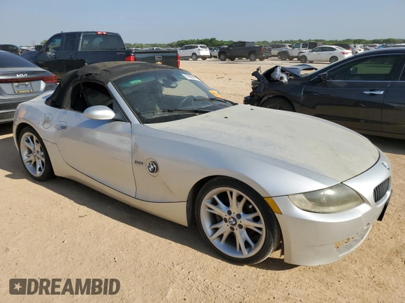 2008 BMW Z4 3.0i z VIN 4USBU33518LW61028, wystawiony jako Copart lot #51968465 z przebiegiem Nie podano mil oraz Czysty tytuł • Clean title. Historia ofert i sprzedaży dostępna na DreamBid. Obrazek 4.