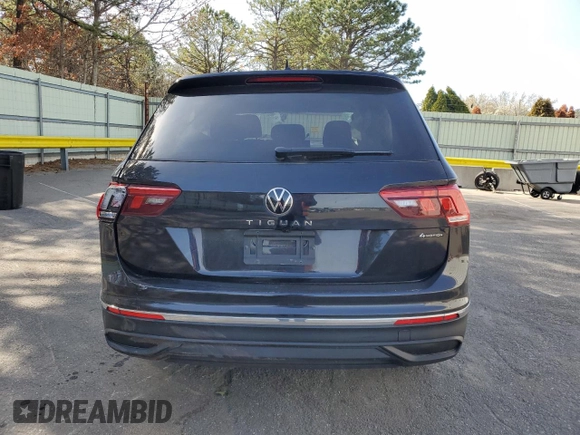 2022 Volkswagen Tiguan S z VIN 3VV0B7AX1NM071101, wystawiony jako Copart lot #52790005 z przebiegiem Nie podano mil oraz Szkody całkowita. Historia ofert i sprzedaży dostępna na DreamBid. Obrazek 6.