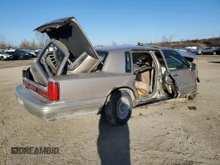 1997 Lincoln Town Car Signature z VIN 1LNLM82W5VY758132, wystawiony jako Copart lot #42643405 z przebiegiem Nie podano mil oraz Szkoda całkowita • Salvage title. Historia ofert i sprzedaży dostępna na DreamBid. Obrazek 3.