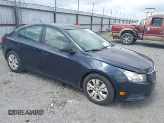 2014 Chevrolet Cruze LS z VIN 1G1PA5SH6E7287816, wystawiony jako IAAI lot #42362649 z przebiegiem 155 541 mil mil oraz . Historia ofert i sprzedaży dostępna na DreamBid. Obrazek 1.
