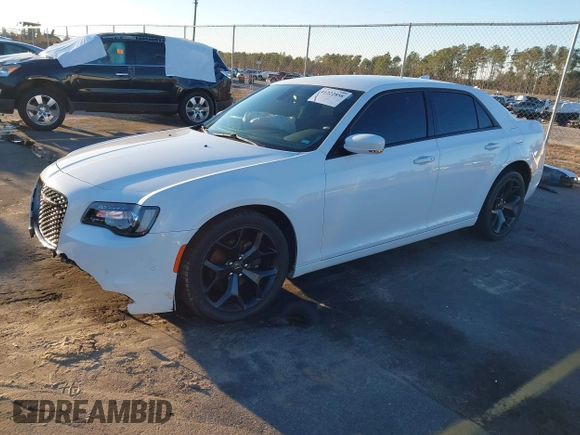 2021 Chrysler 300 S z VIN 2C3CCABG9MH545933, wystawiony jako IAAI lot #41222858 z przebiegiem 76 434 mil mil oraz . Historia ofert i sprzedaży dostępna na DreamBid. Obrazek 18.