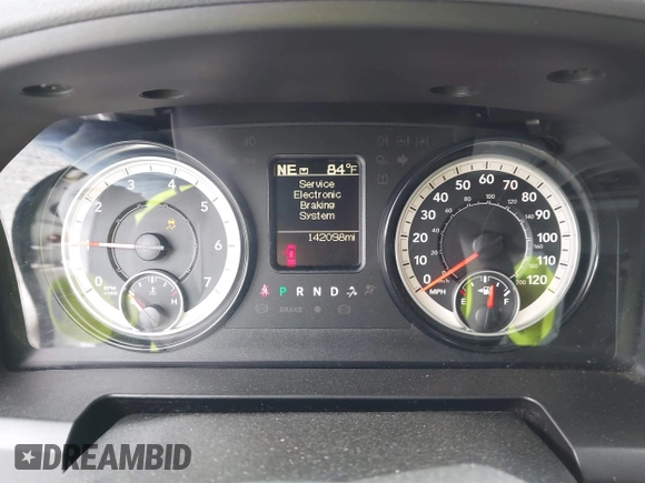 2018 Ram 1500 SLT z VIN 1C6RR6GG7JS303941, wystawiony jako IAAI lot #41942236 z przebiegiem 142 098 mil mil oraz . Historia ofert i sprzedaży dostępna na DreamBid. Obrazek 7.