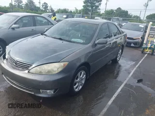 2005 Toyota Camry LE z VIN 4T1BF32K85U594470, wystawiony jako IAAI lot #42280442 z przebiegiem 151 553 mil mil oraz . Historia ofert i sprzedaży dostępna na DreamBid. Obrazek 2.
