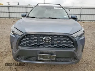 2023 Toyota Corolla Cross LE z VIN 7MUCAAAG4PV038470, wystawiony jako Copart lot #55999615 z przebiegiem 41 269 mil mil oraz Szkoda całkowita • Salvage title. Historia ofert i sprzedaży dostępna na DreamBid. Obrazek 5.