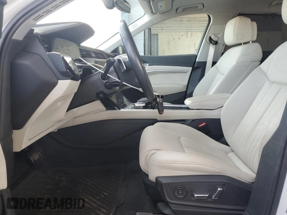 2019 Audi e-tron Prestige z VIN WA1VAAGEXKB014256, wystawiony jako Copart lot #51510555 z przebiegiem 13 692 mil mil oraz Szkoda całkowita • Salvage title. Historia ofert i sprzedaży dostępna na DreamBid. Obrazek 7.